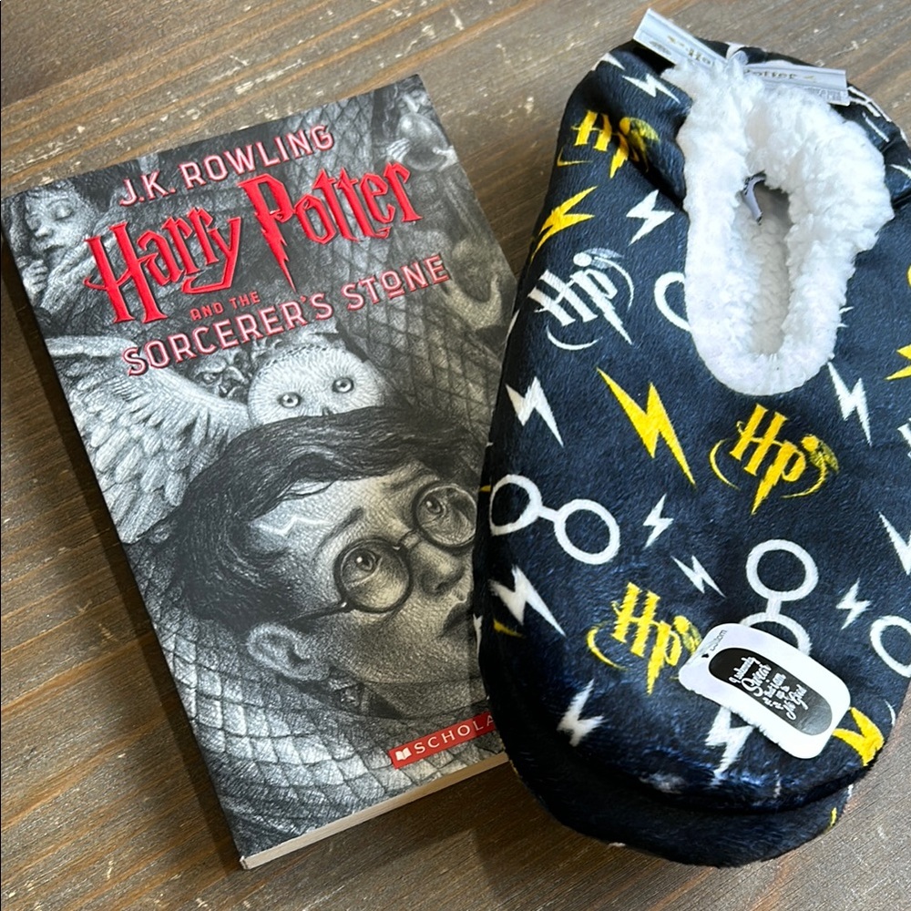 Harry Potter Book and Slippers Combo